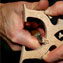 De la coupe du chevalet aux restorations complexes, nos luthiers expérimentés fournissent des réparations rapides.